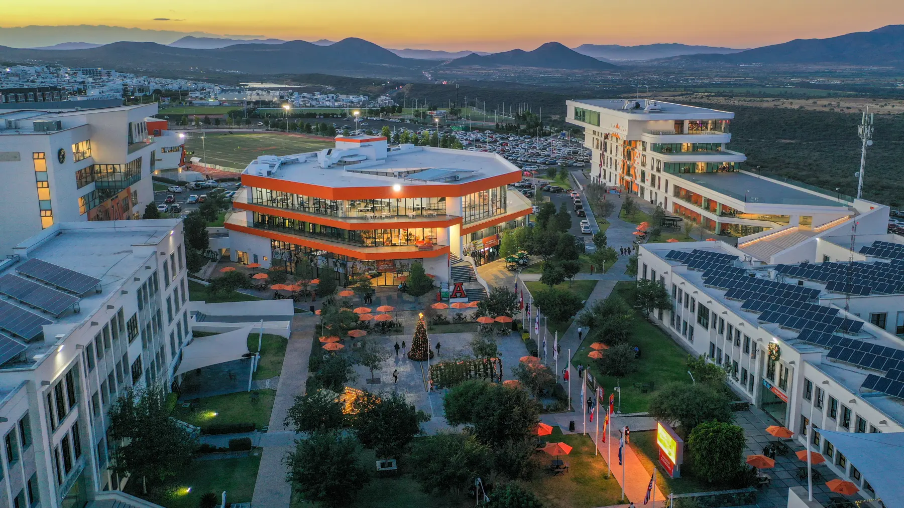 Vista aérea del campus Anáhuac Querétaro al atardecer